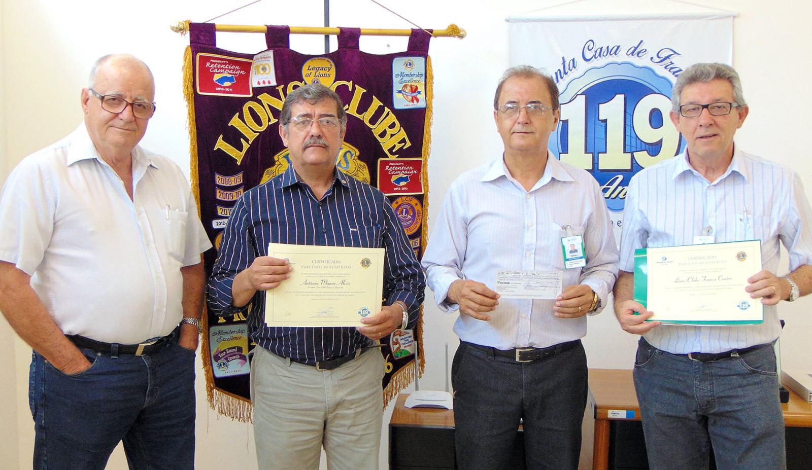 Reunião de entrega do cheque à Santa Casa de Franca foi marcada por alegria (Foto: Santa Casa de Franca)